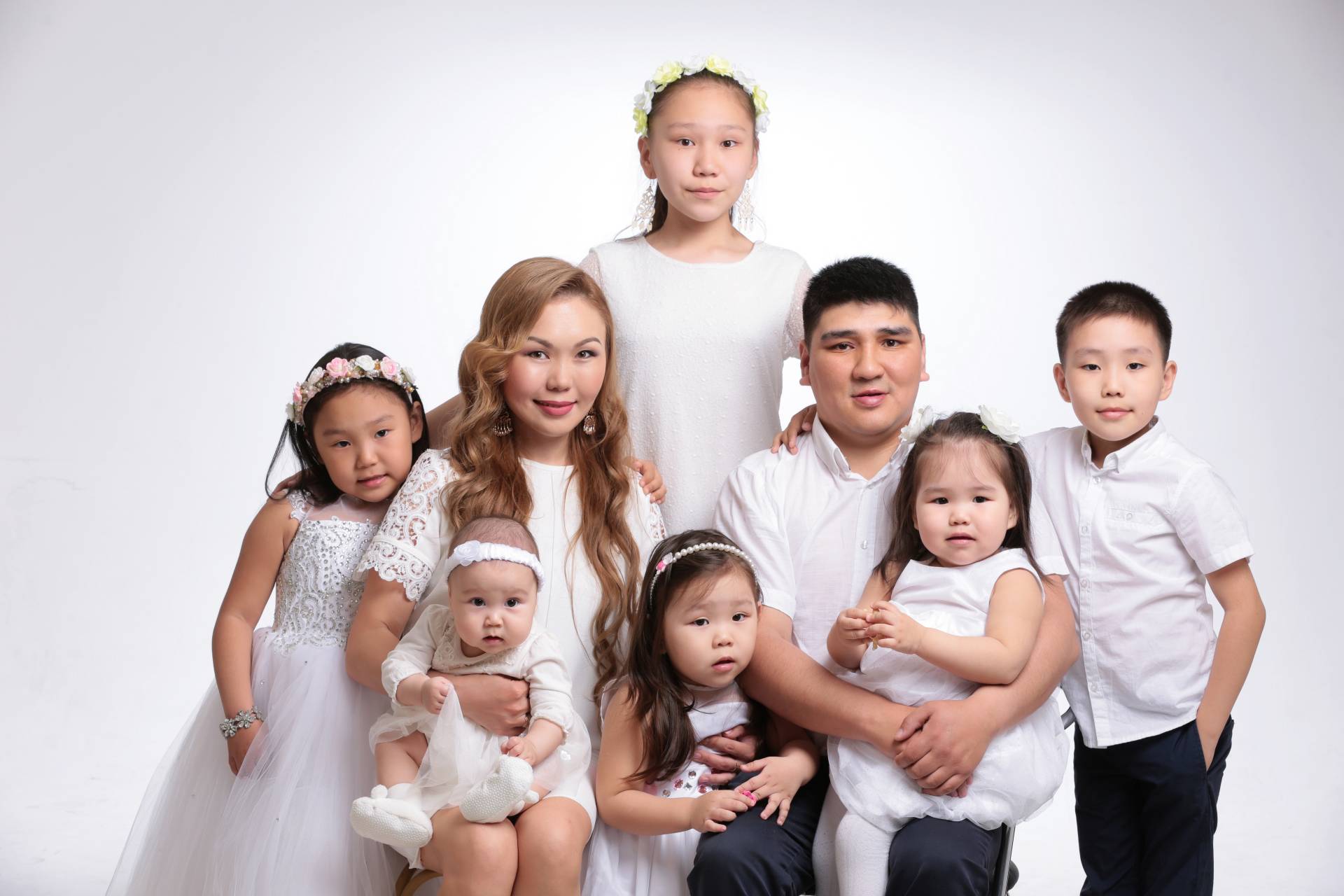 Семья года якутия. Многодетная семья. Казахская семья. Многодетная казахская семья. Большая казахская семья.