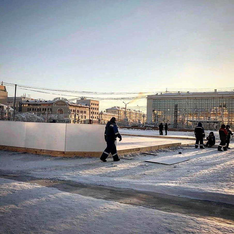 Каток на площади сыктывкар. Каток на площади Ленина Новосибирск. Каток на площади Ленина Новосибирск 2019. Каток на площади Ленина Новосибирск 2020. Каток в Якутске на площади Ленина.