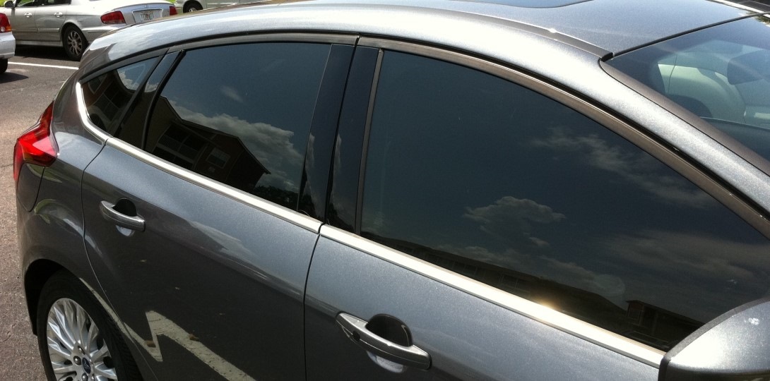 Затемнение тонировки. Тонировка авто. Тонированное стекло автомобиля. Тонированные стёкла авто. Тонированные окна в машине.