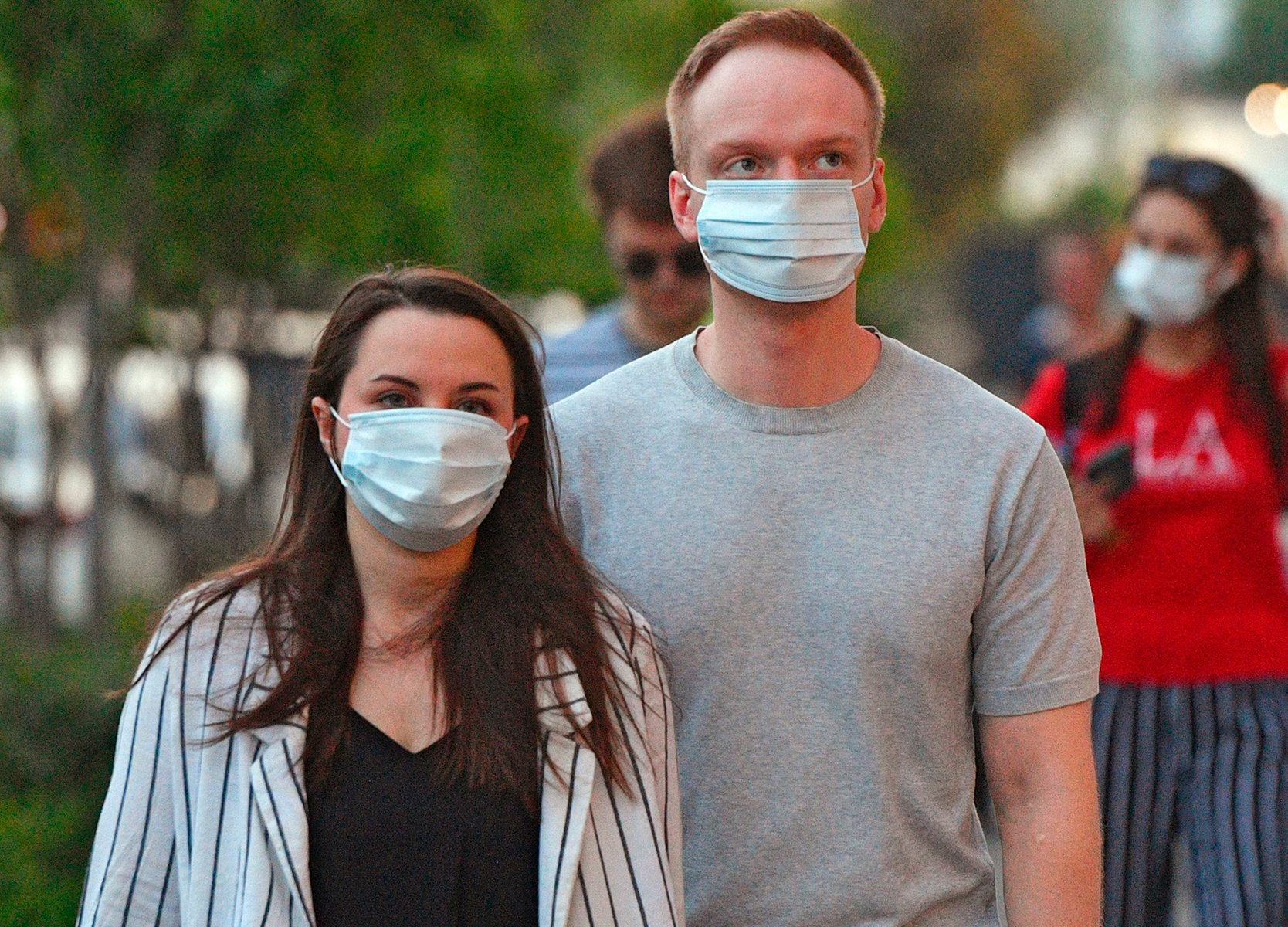 Люди едят в масках. Человек в медицинской маске. Люди в масках летом. Человек в защитной маске. Маска медицинская.