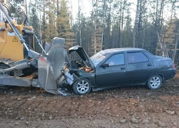 В Якутии на трассе легковушка въехала в бульдозер