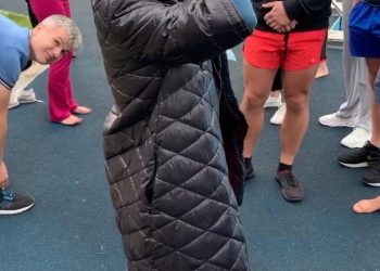 Видеофакт: Певица Саина сыграла на хомусе, стоя на гвоздях