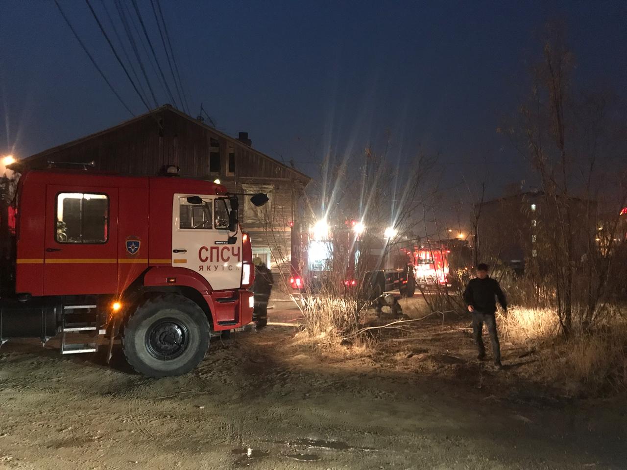 Пожар в якутске сегодня. Пожар частный дом Якутск. Пожар в Якутске вчера. Видео пожара на ул Якутская.