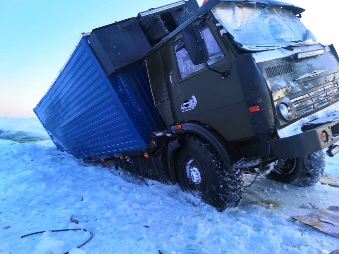 Большегрузы провалились под наледь на автозимнике в Якутии | 27.12.2021 |  Якутск - БезФормата