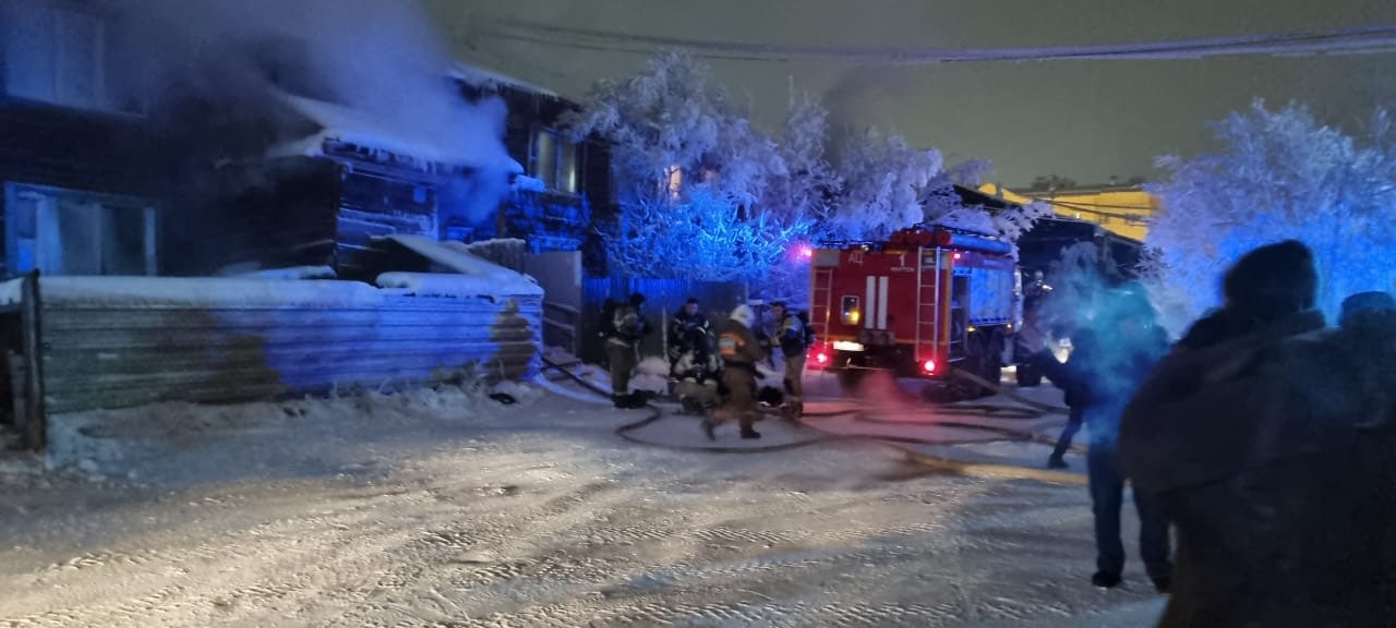 Пять человек спасли огнеборцы из пожара в жилом доме в Якутске (видео)