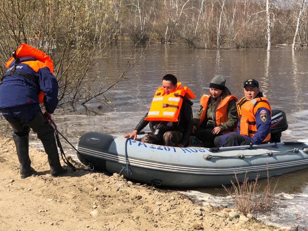 Спасатели эвакуируют на лодках жителей сел Едейцы и Капитоновка