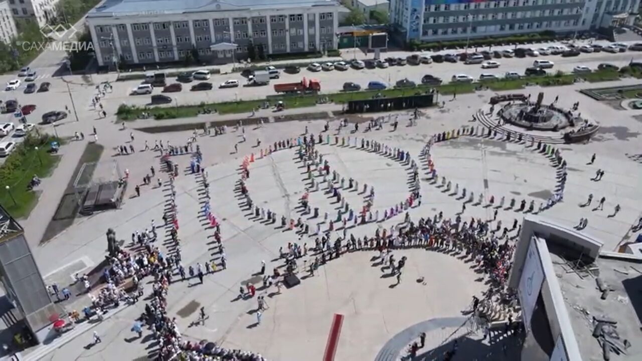 Видео: флешмоб массовой игры на хомусе в Якутске с высоты птичьего полёта —  Yakutia-daily.ru