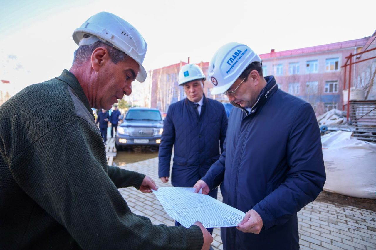 Глава Якутии проверил строительство крупных соцобъектов в городе Мирный