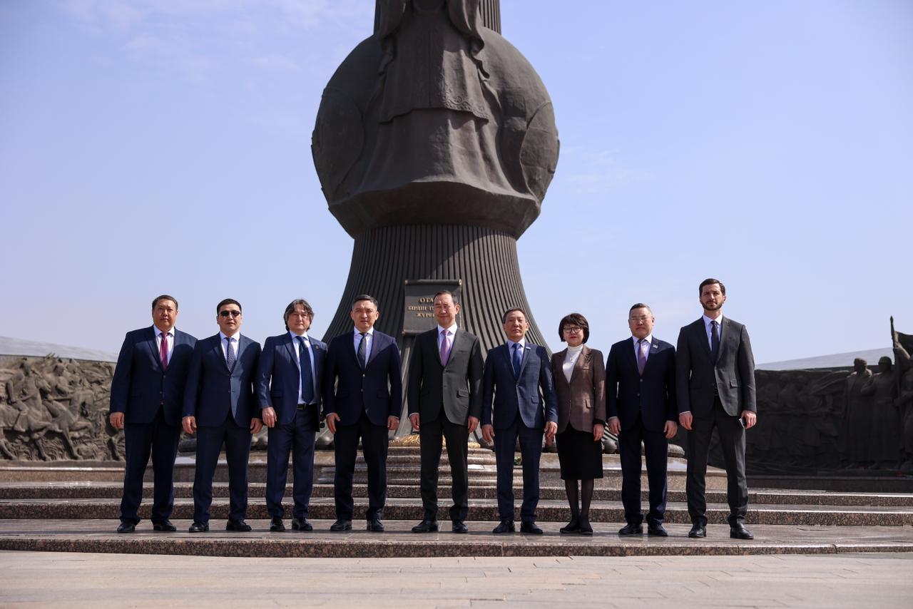 Руководители Якутии почтили память защитников Отечества в Астане