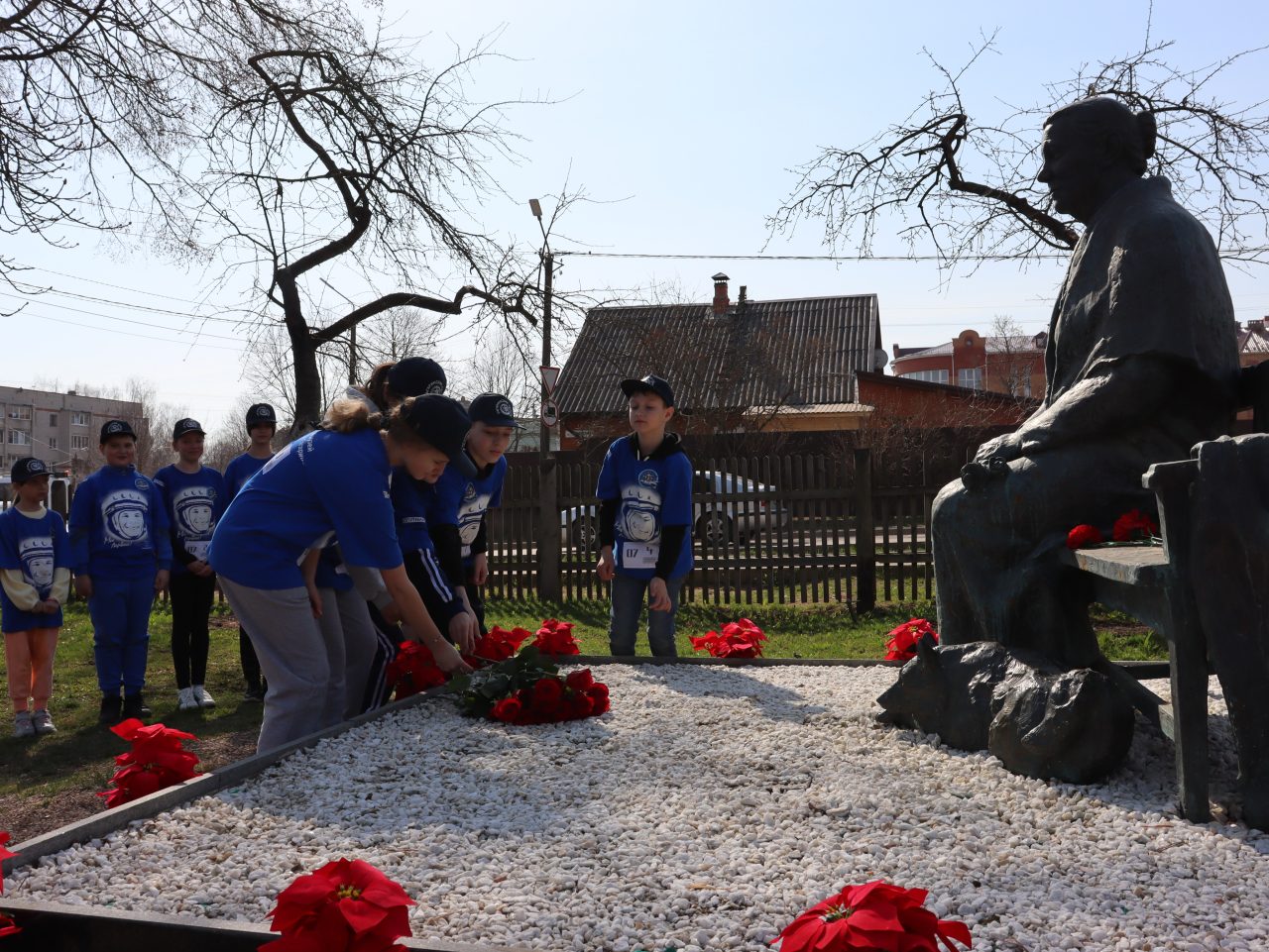 Памятник матери Юрия Гагарина, установленный по инициативе Первого Президента Якутии Михаила Николаева, встречает гостей