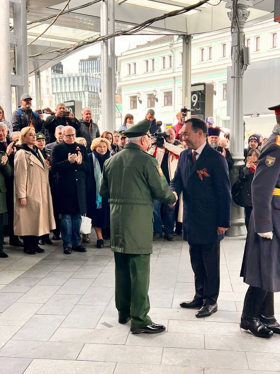 Главе Якутии вручена медаль Министерства обороны РФ «За помощь и милосердие»