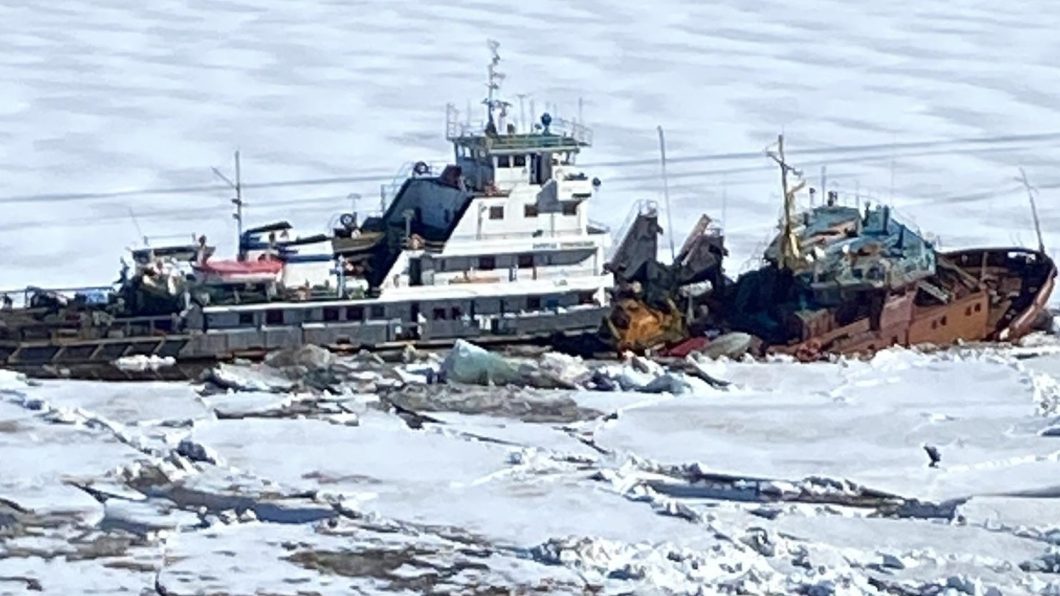 Два судна «Софрон Данилов» и «Капитан Бурковский» затонули в Жиганском районе Якутии